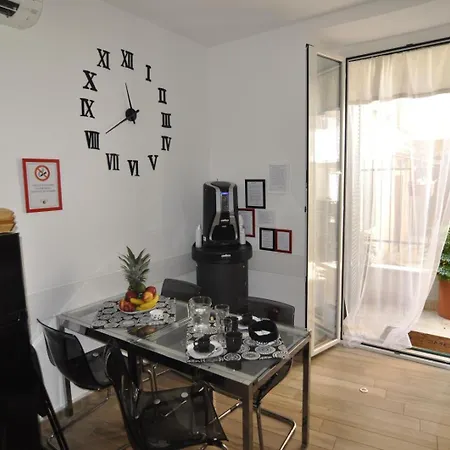 Flatinrome Trastevere Deluxe - Patio 3* Рим